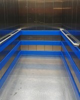 Lisses PEHD bleues disposées dans un ascenseur en Inox